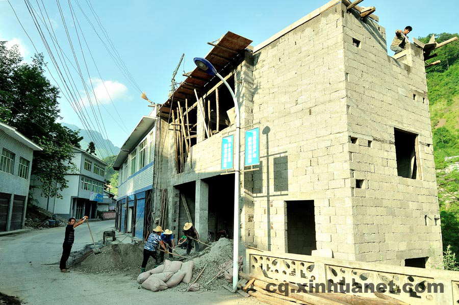 People built new home. As a part of the eco-migration project which aims to help the poor overcome extreme difficulties, new houses and public schools were built in the settlement community in Lantian town, Chengkou county, southwest China’s Chongqing. (Xinhua Photo/ Li Xiangbo)