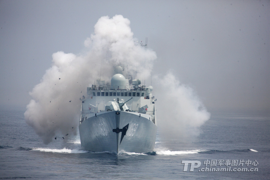 Chinese and Russian warships participating in the China-Russia "Joint Sea-2013" joint naval drill conduct actual-troop exercise using actual weaponry at Peter the Great Bay in Russia, July 10, 2013. (China Military Online/Sun Yang)