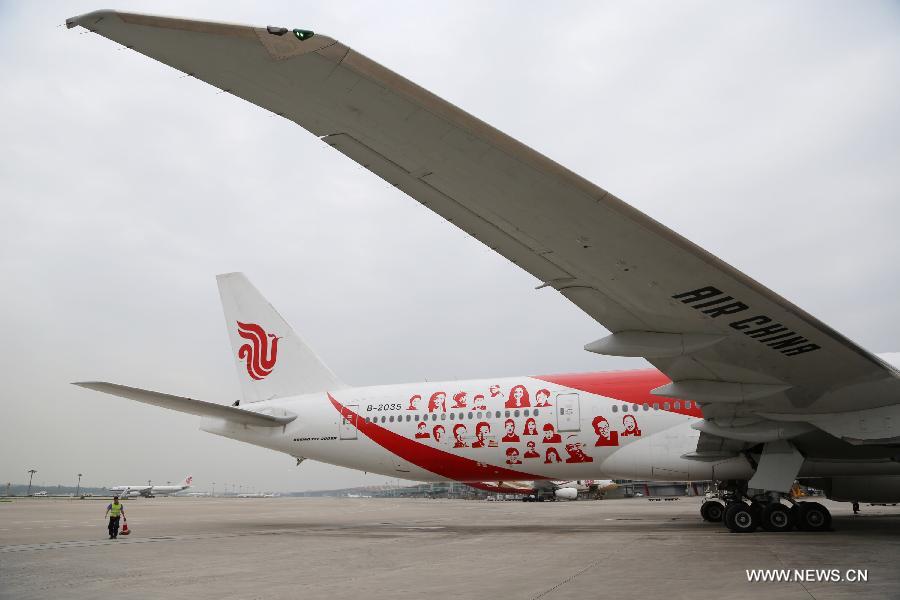 An Air China's plane for Houston parks on the tarmac at the airport in Beijing, China, July 11, 2013. Air China, China's flagship air carrier, launched nonstop flights between Beijing and Houston on July 11, and is scheduled to operate four roundtrip flights every week. The flights will be carried out by Boeing 777-300ER. (Xinhua/Fu Qi)