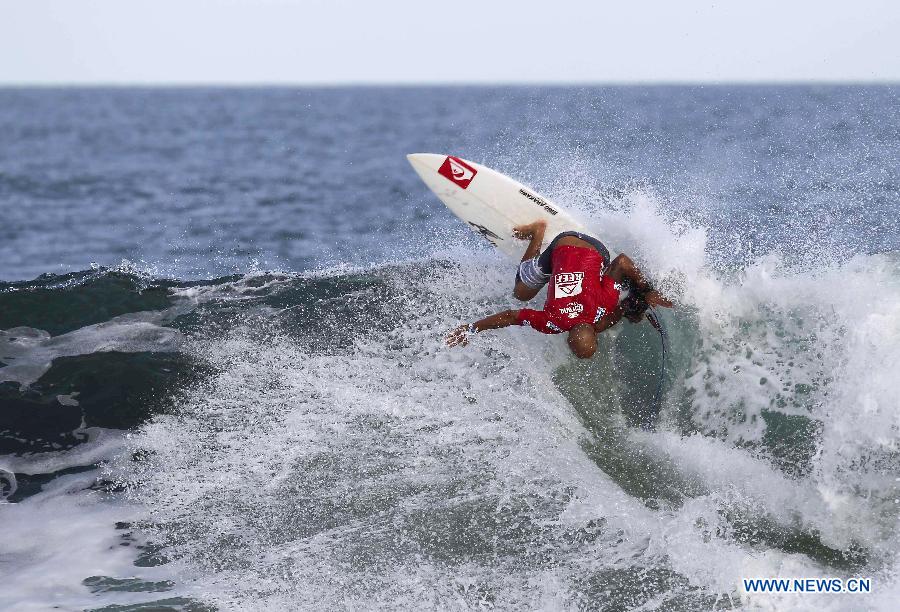 Frederick Patacchia of the United States competes during El Salvador's Reef Pro Cup 2013 in La Libertad, El Salvador, on July 10, 2013. (Xinhua/Oscar Rivera)