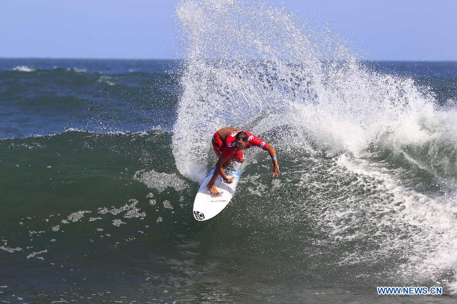 Jadson Andre of Brazil competes during El Salvador's Reef Pro Cup 2013 in La Libertad, El Salvador, on July 10, 2013. (Xinhua/Oscar Rivera)