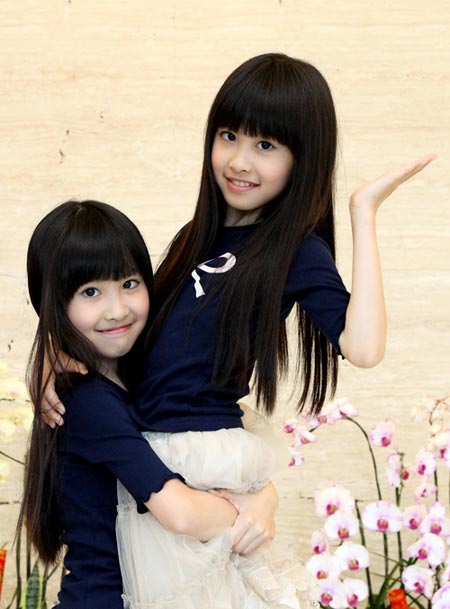 Zhou Yuxi and Zhou Yuhan, also called Sandy and Mandy, are from Taiwan province. They are considered the most potential stars in the province. (Photo/ zjol.com.cn)