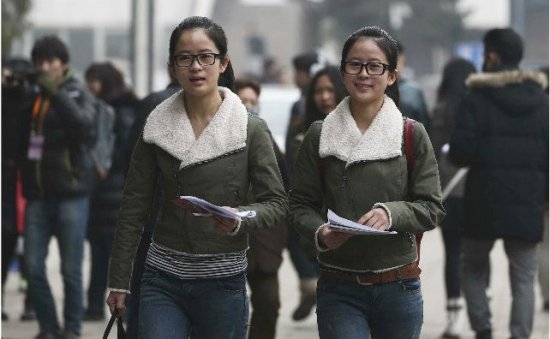 Twins Liu Tian and Liu Yu missed an arts school examination, but became popular on the Internet because of their cute appearance.  (Photo/ zjol.com.cn)