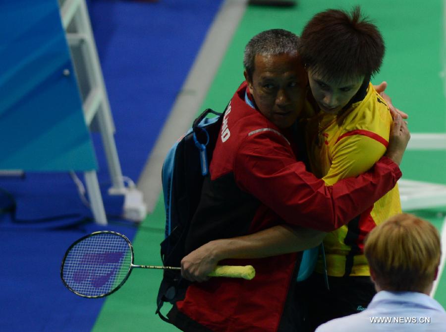 Tanongsak Saensomboonsuk (R) of Thailand celebrates for victory after winning the men's singles gold medal match of badminton event against Gao Huan of China at the 27th Summer Universiade in Kazan, Russia, July 11, 2013. Tanongsak Saensomboonsuk won the gold medal with 2-0. (Xinhua/Kong Hui)