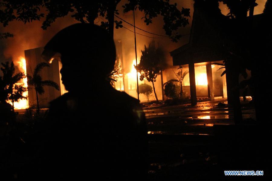 A policeman stands guard in front of the Tanjung Gusta penitentiary in north Sumatra Island's Medan city, Indonesia, July 11, 2013. Around 200 inmates escaped from a crowded prison in north Sumatra Island's Medan city on Thursday night after a riot, local media reported. (Xinhua/Fauzi Lubis) 