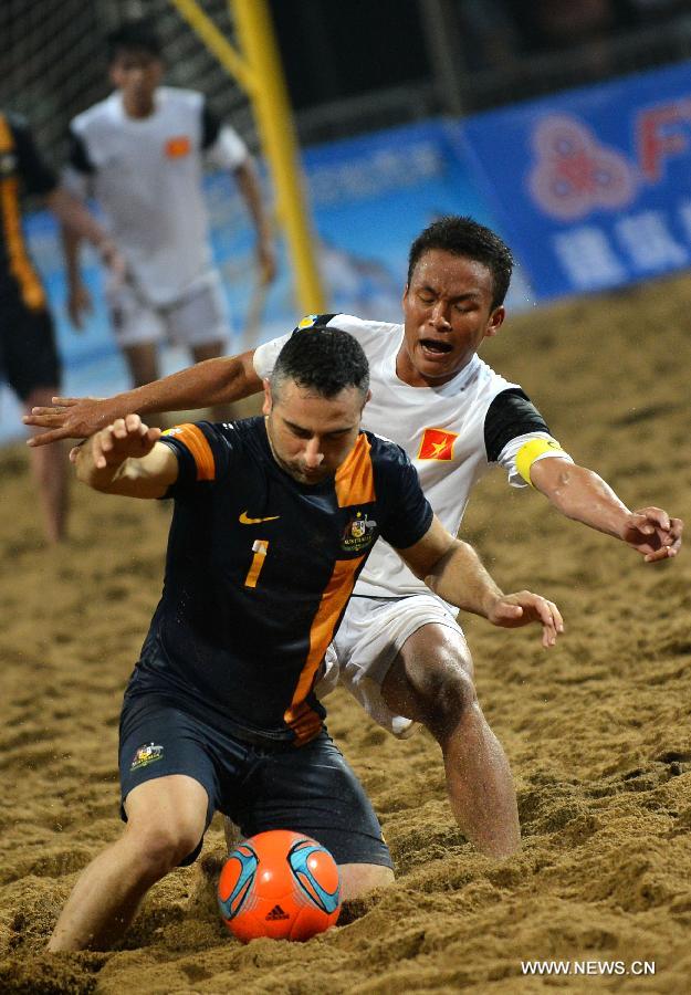 Jaeger (Front) of Australia competes during the men's beach soccer match against Vietnam at the 4th Asian Beach Games in Haiyang, east China's Shandong Province, July 11, 2013. Australia won 7-2. (Xinhua/Zhu Zheng)