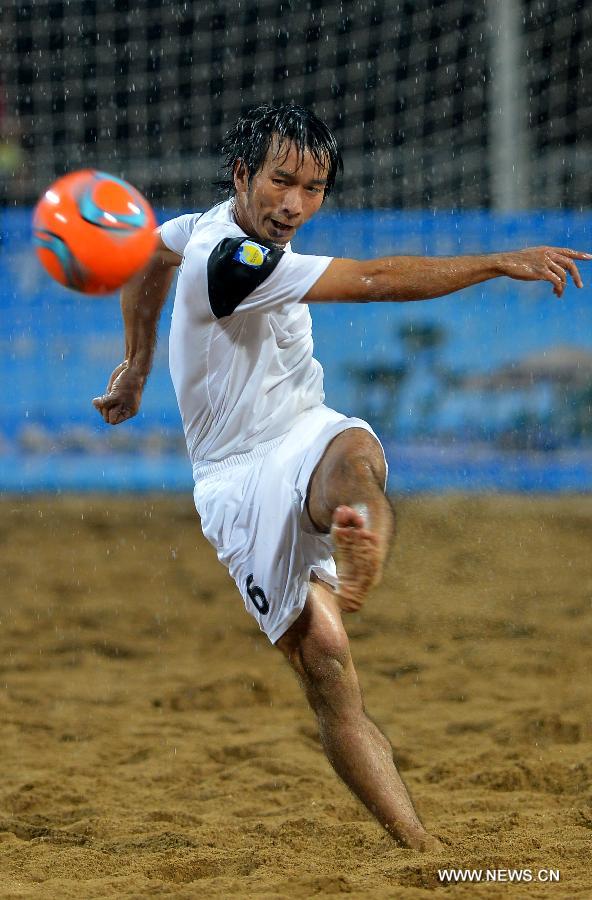 Tran Congthanh of Vietnam shoots during the men's beach soccer match against Australia at the 4th Asian Beach Games in Haiyang, east China's Shandong Province, July 11, 2013. Vietnam lost 2-7. (Xinhua/Zhu Zheng)