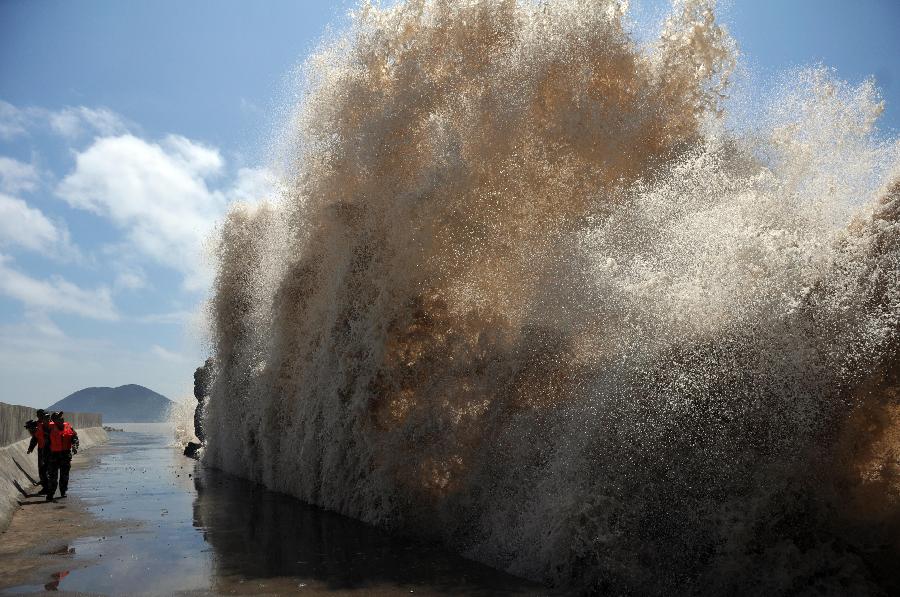 Soldiers carry out patrol duty at the seaside in Diaobang Harbour of Wenling City, east China's Zhejiang Province, July 12, 2013. The highest wave monitored off the southern Zhejiang coast reaches 5.5 meters high, as the Typhoon Soulik approaches. (Xinhua/Jia Ce)