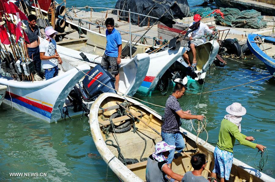 Villagers anchor their fishing boats at the port in Pinghai Village in Putian City, southeast China's Fujian Province, July 12, 2013. Typhoon Soulik is expected to hit or pass waters near southeast China's Taiwan late Friday or early Saturday morning before landing on the mainland on Saturday, according to the National Marine Environmental Forecasting Center. (Xinhua/Lin Shanchuan) 