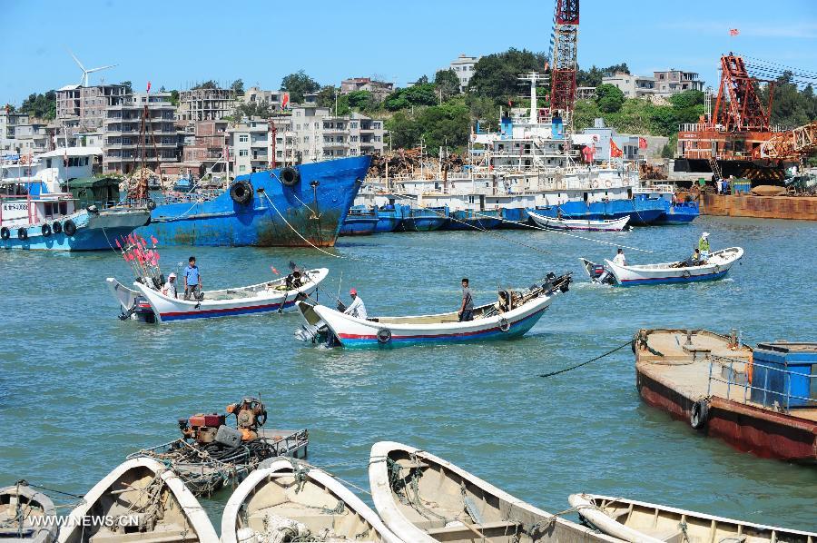 Fishing boats move to the port for shelter in Pinghai Village in Putian City, southeast China's Fujian Province, July 12, 2013. Typhoon Soulik is expected to hit or pass waters near southeast China's Taiwan late Friday or early Saturday morning before landing on the mainland on Saturday, according to the National Marine Environmental Forecasting Center. (Xinhua/Lin Shanchuan) 