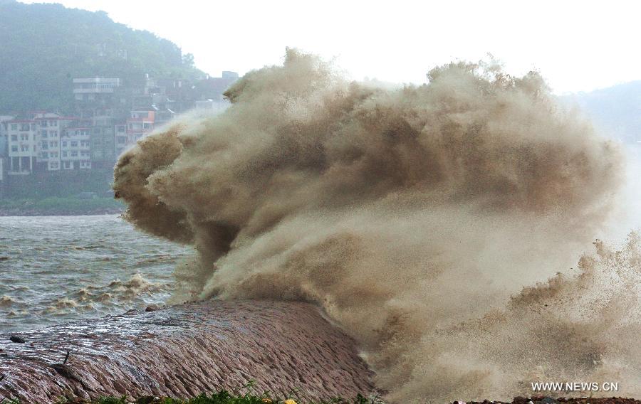 Photo taken on July 13, 2013 shows a huge wave along the Wu'ao Sea Dike in Puxia County, southeast China's Fujian Province. Typhoon Soulik is expected to make a landfall in Fujian and Zhejiang provinces on the Chinese mainland between Saturday noon and late afternoon after it passes Taiwan. (Xinhua/Zhang Guojun) 