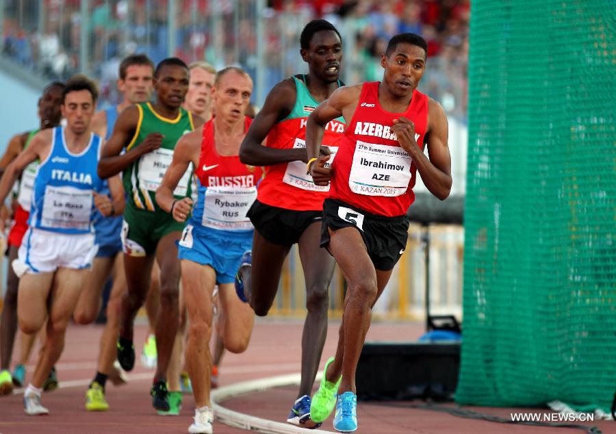 Hayle Ibrahimov (R) of Azerbaijan competes during the men's 5000m final at the 27th Summer Universiade in Kazan, Russia, July 12, 2013. Ibrahimov won the gold with 13 minutes and 35.89 seconds. (Xinhua/Li Ying) 