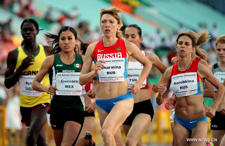 Ekaterina Sharmina (Front) of Russia competes during the women's 1500m final at the 27th Summer Universiade in Kazan, Russia, July 12, 2013. Sharmina won the gold with 4 minutes and 5.49 seconds. (Xinhua/Li Ying)