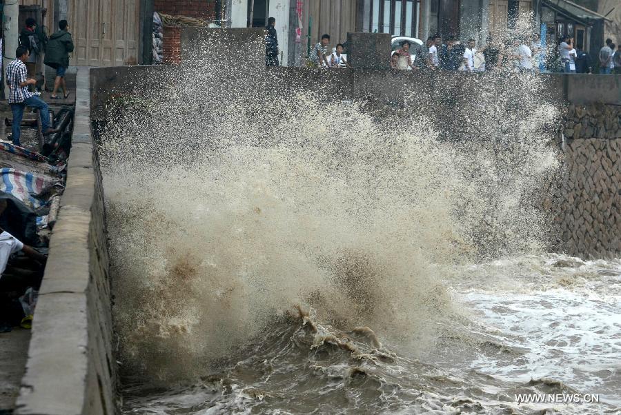 Big waves hit a sea dike in Cangnan County, east China's Zhejiang Province, July 13, 2013. Typhoon Soulik is expected to make a landfall in Fujian and Zhejiang provinces on the Chinese mainland between Saturday noon and late afternoon after it passes Taiwan. (Xinhua/Han Chuanhao) 
