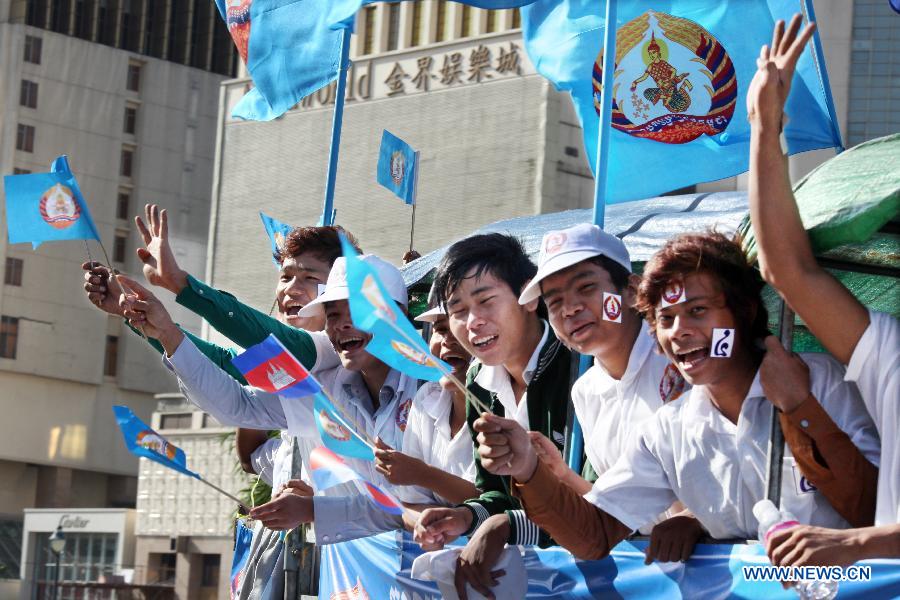 Garment and footwear workers attend a rally in Phnom Penh July 14, 2013. Around 10,000 garment and footwear workers took part in the rally on Sunday to round up votes for the ruling Cambodian People's Party ahead of the fifth National Assembly elections on July 28. (Xinhua/Phearum) 