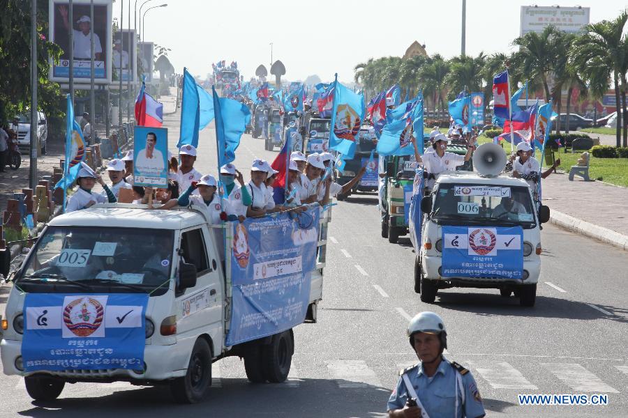 Garment and footwear workers attend a rally in Phnom Penh July 14, 2013. Around 10,000 garment and footwear workers took part in the rally on Sunday to round up votes for the ruling Cambodian People's Party ahead of the fifth National Assembly elections on July 28. (Xinhua/Phearum) 