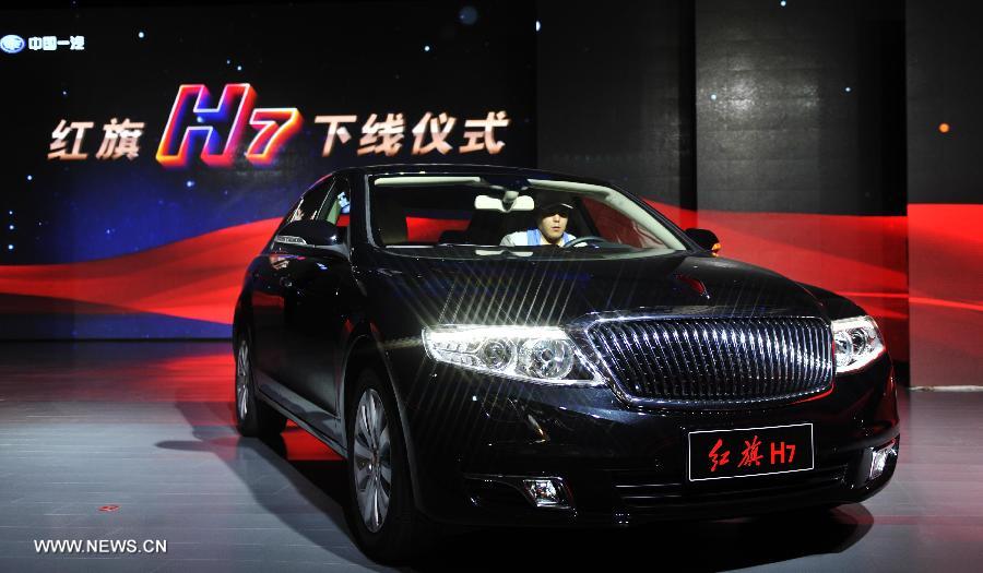 File photo taken on July 15, 2012 shows a Hongqi H7 during a ceremony marking its debut by the First Automotive Works Group (FAW) in Changchun, northeast China's Jilin Province. (Xinhua)