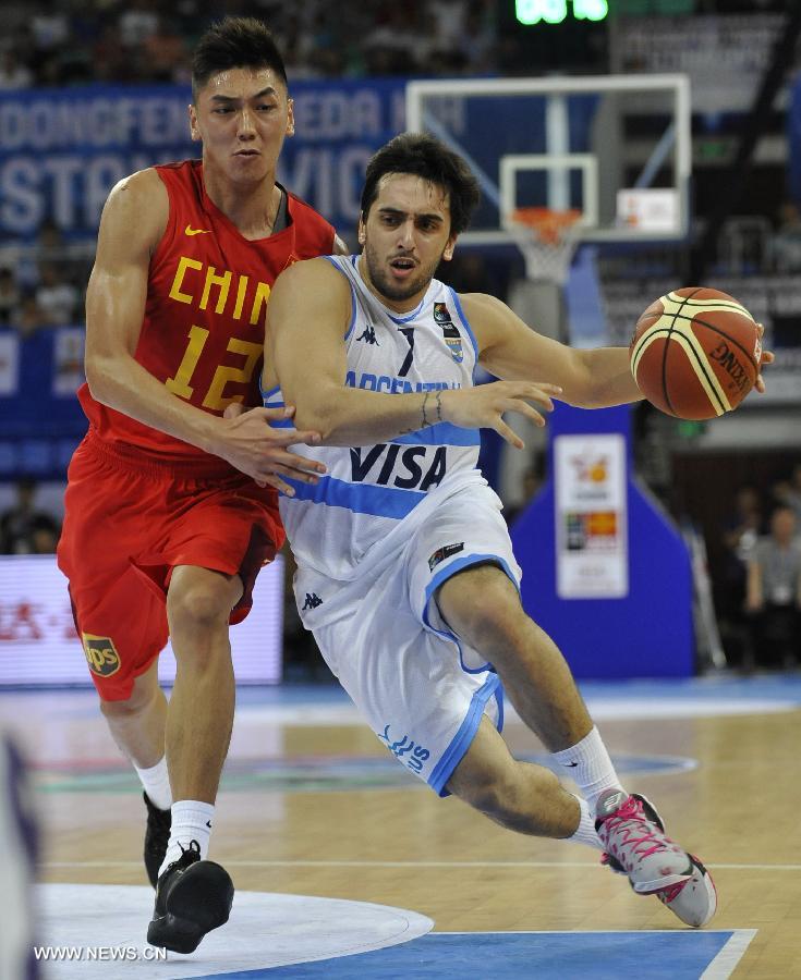 Argentina's Facundo Campazzo (R) breaks through past China's Zhang Bo during the final of the Stankovic Continental Cup 2013 in Guangzhou, south China's Guangdong Province, July 9, 2013. Argentina won the final 61-44 and claimed the title of the event. (Xinhua/Liang Xu)