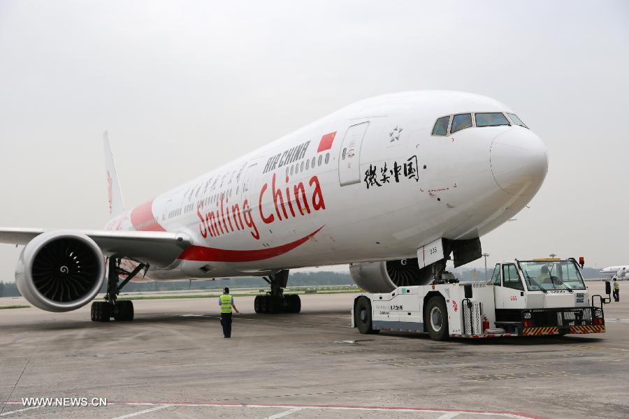 An Air China's plane for Houston parks on the tarmac at the airport in Beijing, China, July 11, 2013. Air China, China's flagship air carrier, launched nonstop flights between Beijing and Houston on July 11, and is scheduled to operate four roundtrip flights every week. The flights will be carried out by Boeing 777-300ER. (Xinhua/Fu Qi) 