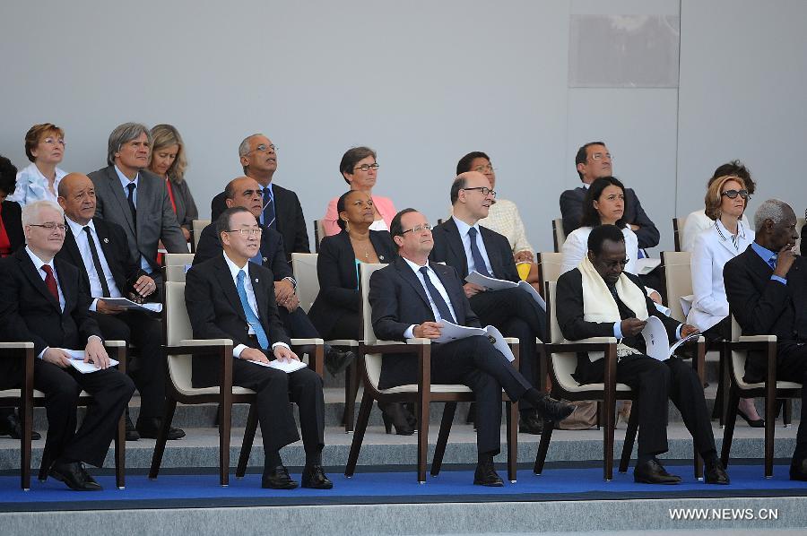 (From L to R, front) President of Croatia Io Josipoic, UN Secretary-General Ban Ki-moon, French President Francois Hollande, Mali President Dioncounda Traore and Minister for La Francophonie, Abdou Diouf attend the Bastille Day military parade in Paris, France, on July 14, 2013. (Xinhua/Etienne Laurent) 