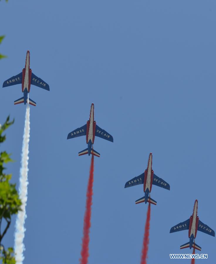 French Air Force Patrouille de France fly in formation during the Bastille Day military parade in Paris, France, on July 14, 2013. (Xinhua/Li Genxing)