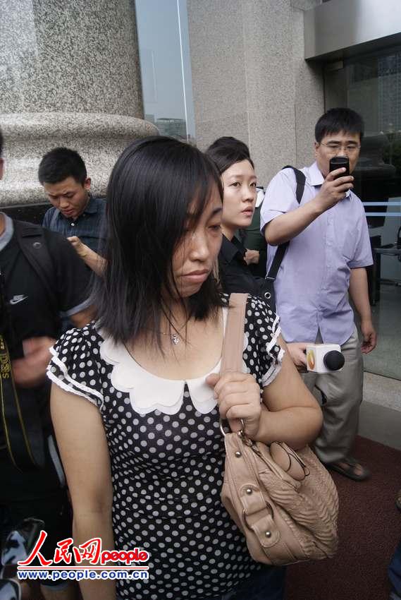 Tang Hui in front of the high court in central China's Hunan Province. (photo/People's Daily Online) 