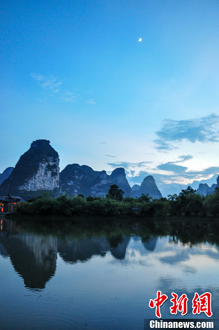 Photo taken on July 13, 2013 shows the beautiful karst mountains in Chongzuo, Guangxi Zhuang Autonomous Region. (CNS/Zhang Qi)