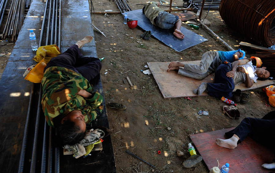 Many migrant workers would prefer to sleep on the floor rather than squeezing in the small room since the weather is getting hot in Zhengzhou, Henan province. (Photo/ Guangming Online) 