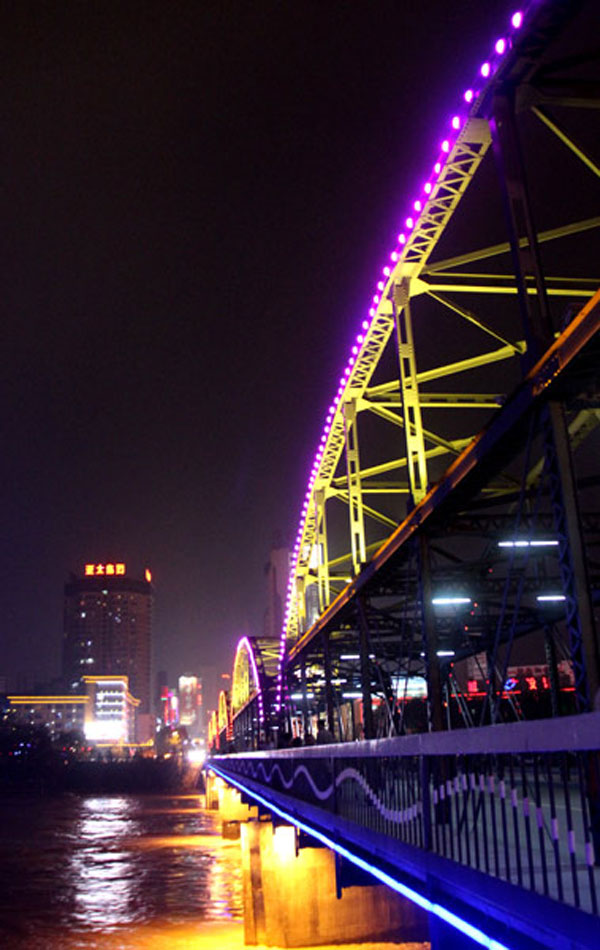 Lanzhou locals say that if you haven't been to Zhongshan Bridge, then you haven't been to Lanzhou. (CRIENGLISH.com/WilliamWang)