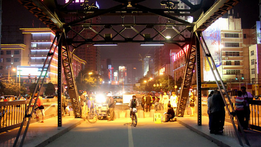 A cyclist crosses Lanzhou's Zhongshan Bridge. Zhongshan Bridge was built in 1907, using all imported materials from Germany. The German design was created as a collaboration between German and local officers, and it was the first permanent bridge to cross the Yellow River. Today it is a popular spot with locals and visitors alike. Locals say, "If you haven't been to Zhongshan Bridge, you haven't been to Lanzhou." (Photo: CRIENGLISH.com)