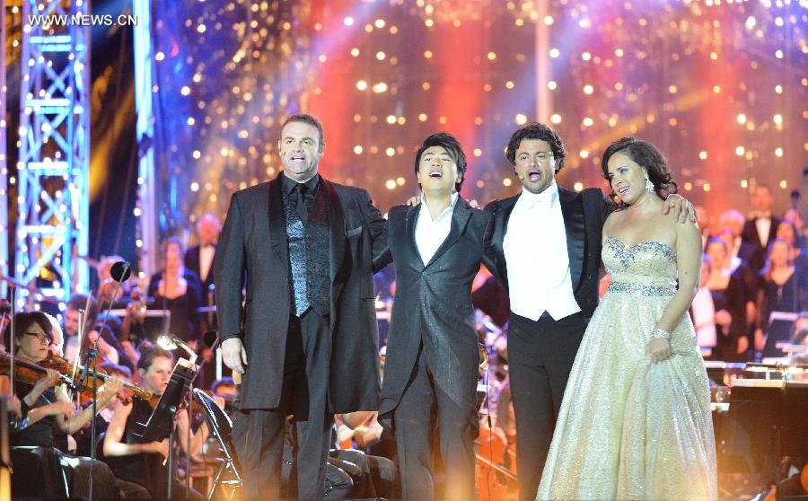 Chinese pianist Lang Lang (2nd L) and French singers sing songs during the national day concert held in Paris, France, on July 14, 2013. (Xinhua/Li Genxing)