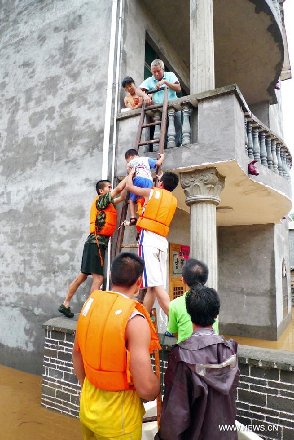 Rescuers help stranded villagers in Taihe County, east China's Jiangxi Province, July 14, 2013. Affected by Typhoon Soulik, Taihe County has been battered by torrential rainfalls since July 13, forcing the evacuation of some 2,400 locals. (Xinhua/Liang Shengbin) 