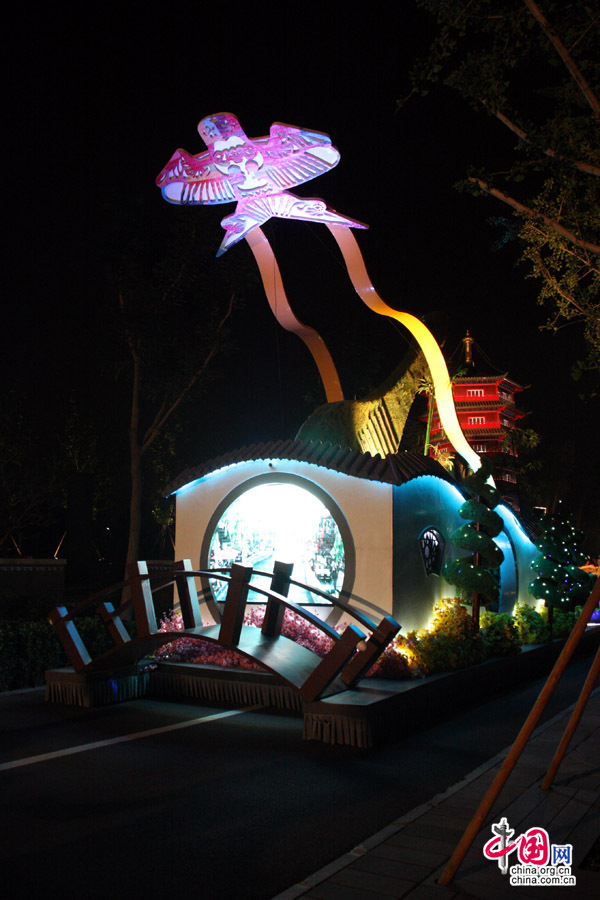 The photo taken on July 12 shows a trial operation at night at Beijing's Garden Expo Park. Starting July 19, the park will be open at night from 6:00 p.m. to 10:00 p.m. on every Friday and Saturday until September 20, staging light shows, float parades, international carnivals and more. (Photo: china.org.cn)