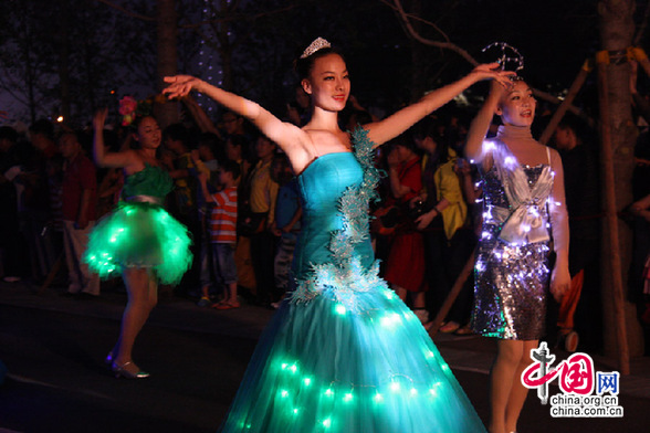 The photo taken on July 12 shows a trial operation at night at Beijing's Garden Expo Park. Starting July 19, the park will be open at night from 6:00 p.m. to 10:00 p.m. on every Friday and Saturday until September 20, staging light shows, float parades, international carnivals and more. (Photo: china.org.cn)