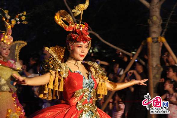 The photo taken on July 12 shows a trial operation at night at Beijing's Garden Expo Park. Starting July 19, the park will be open at night from 6:00 p.m. to 10:00 p.m. on every Friday and Saturday until September 20, staging light shows, float parades, international carnivals and more. (Photo: china.org.cn)