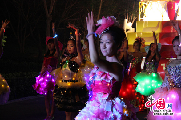 The photo taken on July 12 shows a trial operation at night at Beijing's Garden Expo Park. Starting July 19, the park will be open at night from 6:00 p.m. to 10:00 p.m. on every Friday and Saturday until September 20, staging light shows, float parades, international carnivals and more. (Photo: china.org.cn)