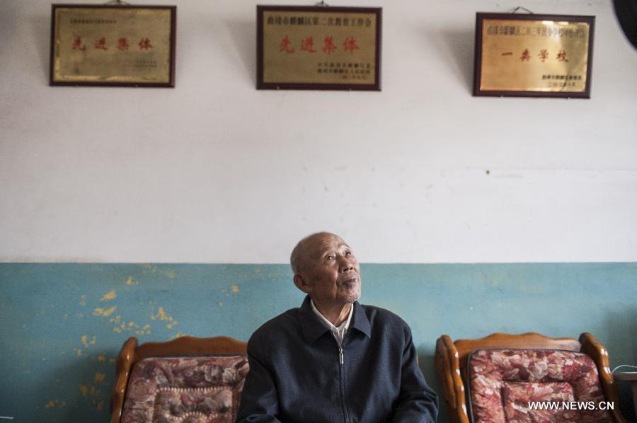 Xie Chu, the 80-year-old principal of the Qujing hope school, heads for his office, in Qujing City, southwest China's Yunnan Province, July 10, 2013. Xie have run the school without fixed education budget from the government since he founded the shcool after his retirement in 1994. During the 19 years, around 19,000 students have received education and graduated from here. (Xinhua/Zhang Keren) 