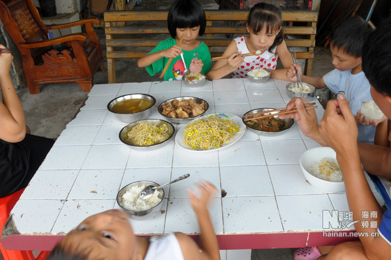 Cai Shaoye and her children have a lunch at home. (Xinhua/Yu Tao)