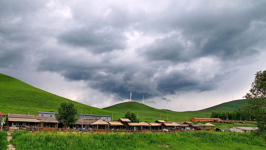 The special climate and geographical position at the junction of the North China Plain and the Inner Mongolia Grasslands give Bashang Grassland its unique natural landscapes and make it a popular destination for tourists and photographers. (China.org.cn)