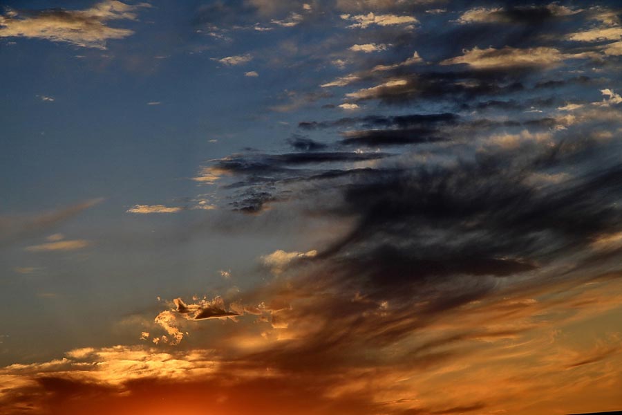 The special climate and geographical position at the junction of the North China Plain and the Inner Mongolia Grasslands give Bashang Grassland its unique natural landscapes and make it a popular destination for tourists and photographers. (China.org.cn)