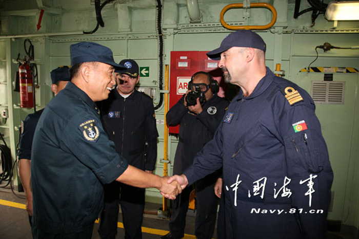 The picture shows the scene of exchange between the commanders of the 14th escort taskforce of the Navy of the Chinese People's Liberation Army (PLAN) and the EU Combined Task Force 465 (CTF-465). (Chinamil.com.cn/ Liang Dong)