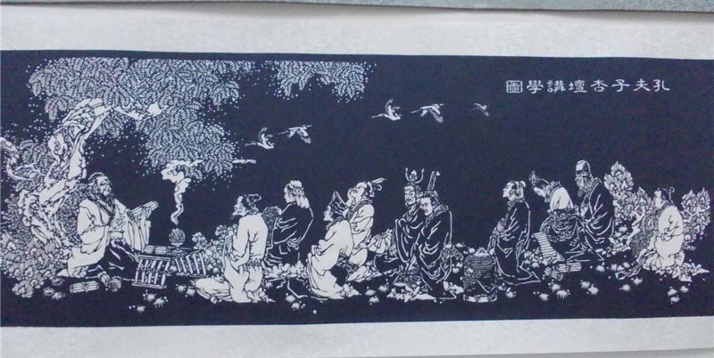 A paper-cut design of Confucius giving a lecture to his followers displayed at the 4th Chinese paper-cut art festival in Wei county, Hebei province. The festival was held July 8-10 and featured works from over 360 folk artists around China. (China Daily/Tang Zhe)