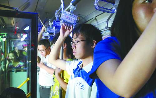 Sun Hao takes bus home after attending CET-4 (College English Test ) English class. There was still a job interview waiting for him tomorrow morning.（Photo/China Youth Daily）