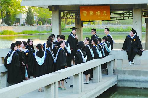 Graduates get ready for commemorative photos at Tianjin University.（Photo/China Youth Daily）