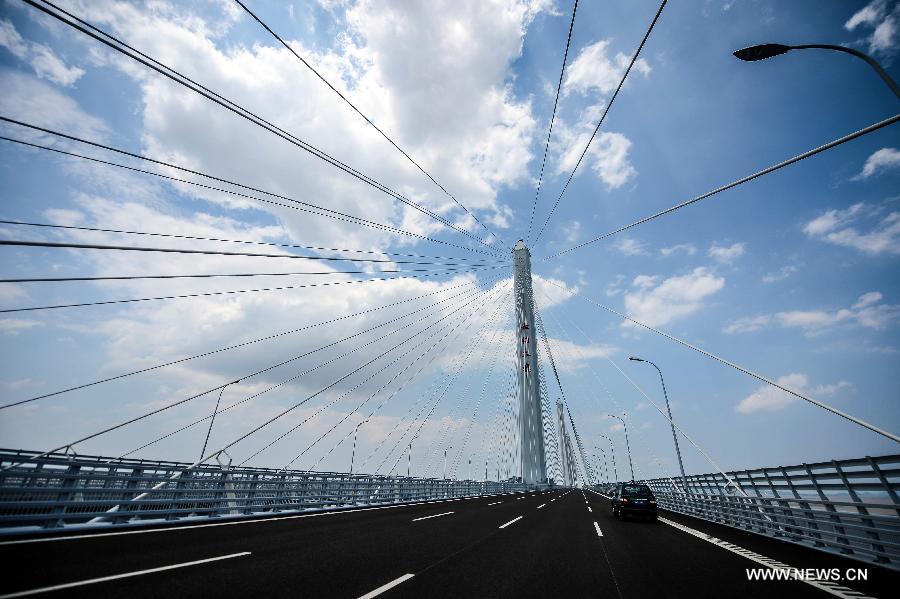 Photo taken on July 16, 2013 shows the completed Jiashao Bridge which connects Jiaxing and Shaoxing in east China's Zhejiang Province. As the second cross-sea bridge spanning across the Hangzhou Bay, the Jiashao Bridge has passed the quality examination and is expected to be opened to traffic on July 19. It will halve the travel time from Shaoxing to east China's Shanghai. (Xinhua/Xu Yu) 