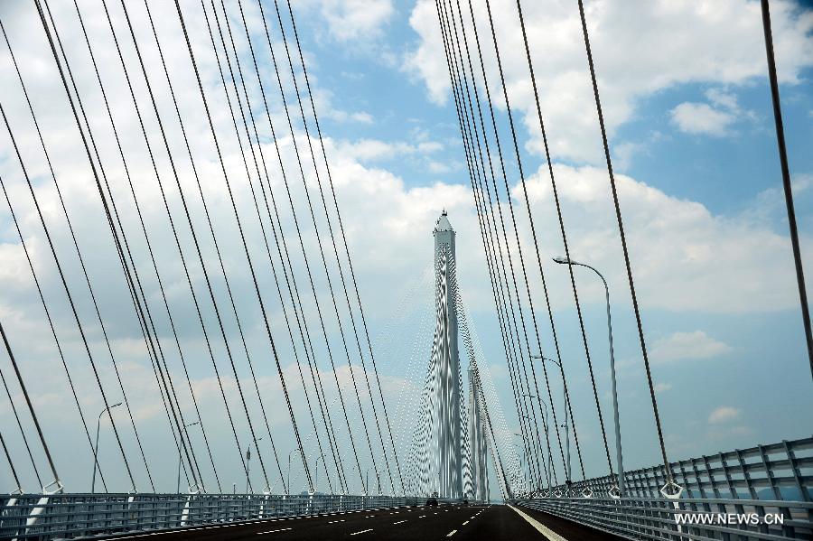 Photo taken on July 16, 2013 shows the completed Jiashao Bridge which connects Jiaxing and Shaoxing in east China's Zhejiang Province. As the second cross-sea bridge spanning across the Hangzhou Bay, the Jiashao Bridge has passed the quality examination and is expected to be opened to traffic on July 19. It will halve the travel time from Shaoxing to east China's Shanghai. (Xinhua/Xu Yu) 