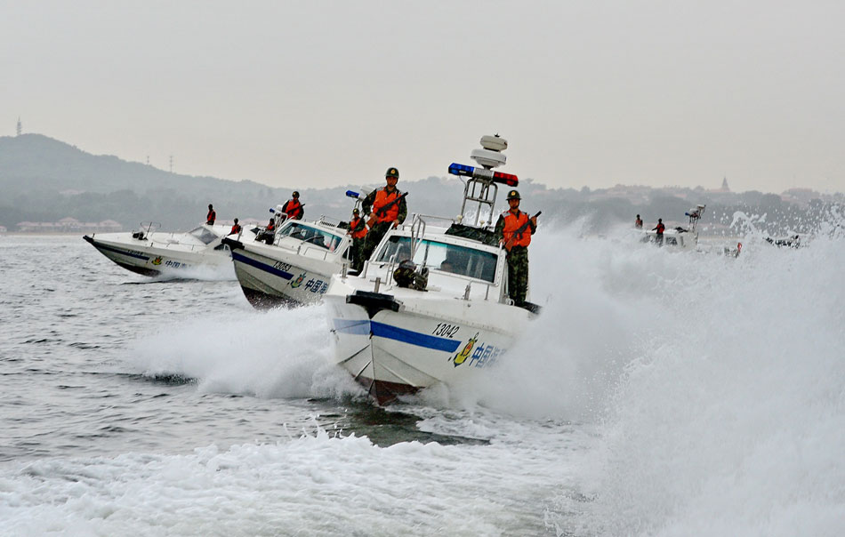 Soldiers of sea border defense conduct a drill in Hebei province, north China on July 9, 2013. The drill focused on soldiers' skill on handling emergencies on sea. (Xinhua/ Yang Shirao)