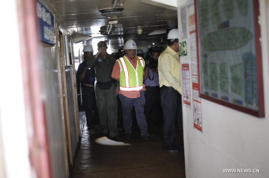 Panama's President Ricardo Martinelli (3rd L) inspects a cargo ship of the Democratic People's Republic of Korea (DPRK) at the Manzanillo Port in Colon City, Panama, on July 16, 2013. The Cuban Foreign Ministry said on Tuesday that a cargo ship of the Democratic People's Republic of Korea (DPRK) seized in Panama was loaded with anti-aircraft missile parts and MiG-21 fighter jets to be returned to the DPRK for repair. (Xinhua/Mauricio Valenzuela) 