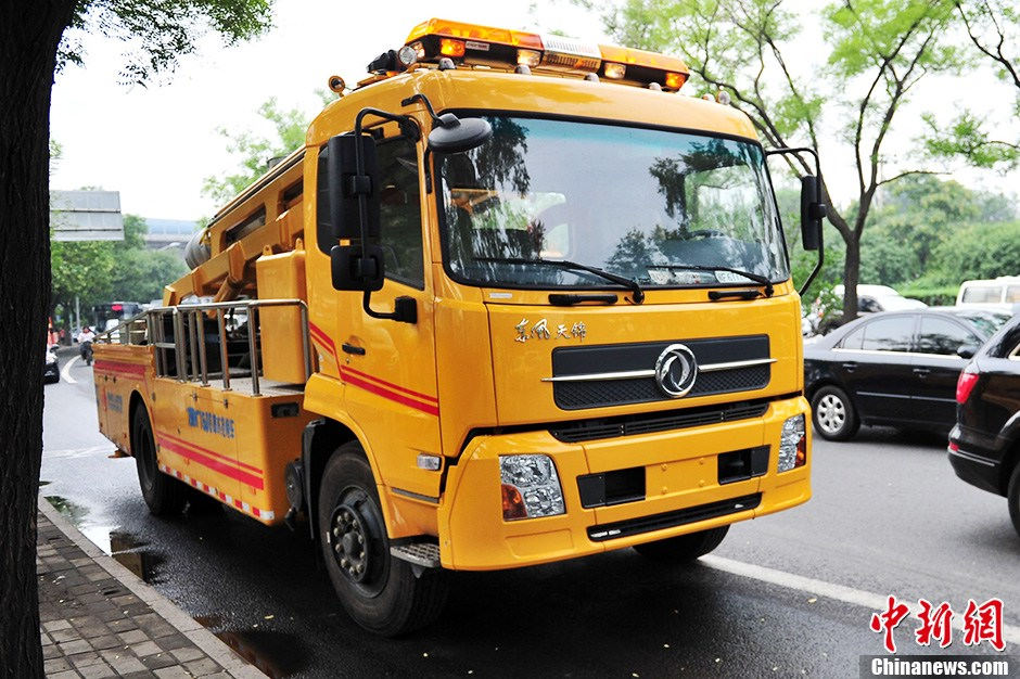 Emergency rescue vehicles, such as the highly-effective drainage vehicles and electricity-generating vehicles are stationed near the Guangqumen Bridge in Beijing, capital of China, on July 9. The capital city's flood control office together with other government authorities has designed emergency plans to prevent heavy rain-induced accidents as the city enters its flood season.  (Photo from Chinanews.com/Translated by Zhang Junmian) (Source: China.org.cn)