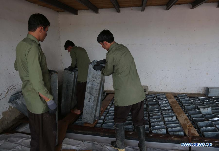 Afghan men work at an ice factory in Ghazni province in eastern Afghanistan on July 17, 2013. (Xinhua/Rahmat)